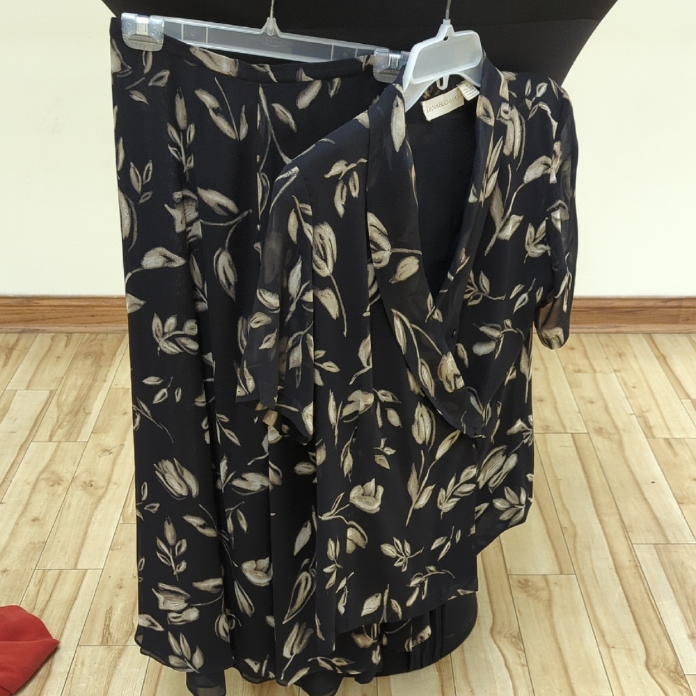 Dana Buchman Black and Cream Leaf Print Midi Skirt